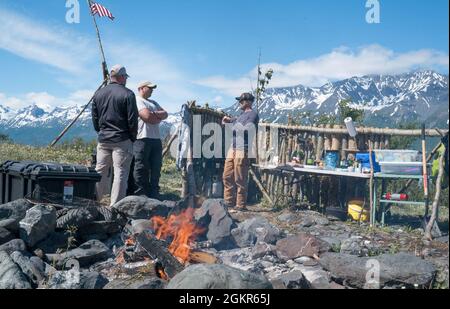 US Air Force Airmen und US-Soldaten errichten einen abgelegenen Wetterbeobachtungsposten am Fuß des Colony Glacier, Alaska, zur Unterstützung der Operation Colony Glacier, 17. Juni 2021. Die Operation Colony Glacier ist ein Versuch, die Überreste von Dienstmitgliedern und Wracks eines C-124-Flugzeuges, das im November 1952 mit 52 Militärmitgliedern an Bord gelandet war, zu retten. Das Wrack wurde 2012 entdeckt und jeden Sommer findet eine Erholung statt. Dies wird das neunte Jahr der Wiederauffüllungsbemühungen sein. Stockfoto