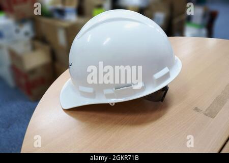 Ein weißer Schutzhelm zum Schutz der Köpfe der Arbeiter vor Arbeitsunfällen, wie Kollisionen mit harten Gegenständen, sind Helme eine Anforderung an die Sicherheit zuerst Stockfoto