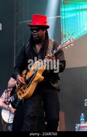 Peter Lee, Gitarrist der Band The Dualers, die auf einem Musikkonzertfestival in Garon Park, Southend on Sea, Essex, Großbritannien, auftrat Stockfoto