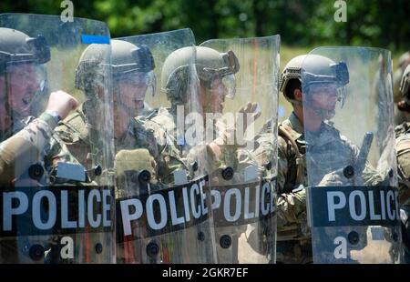 Soldaten, Luftwaffe und zivile Strafverfolgungsbeamte verschiedener Einheiten und Behörden nehmen am Patriot ‘21 in Fort McCoy vom 14. Bis 17. Juni Teil. Patriot ‘21 ist eine gemeinsame, interbehördenübergreifende Übung, die vom National Guard Bureau gesponsert wird und die Fähigkeiten im Katastrophenmanagement sowie die vielseitige Einheit und interbehördenübergreifende Integration testet, die für den Umgang mit Naturkatastrophen erforderlich sind. Stockfoto