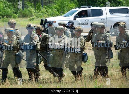 Soldaten, Luftwaffe und zivile Strafverfolgungsbeamte verschiedener Einheiten und Behörden nehmen am Patriot ‘21 in Fort McCoy vom 14. Bis 17. Juni Teil. Patriot ‘21 ist eine gemeinsame, interbehördenübergreifende Übung, die vom National Guard Bureau gesponsert wird und die Fähigkeiten im Katastrophenmanagement sowie die vielseitige Einheit und interbehördenübergreifende Integration testet, die für den Umgang mit Naturkatastrophen erforderlich sind. Stockfoto