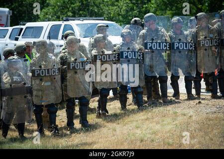 Soldaten, Luftwaffe und zivile Strafverfolgungsbeamte verschiedener Einheiten und Behörden nehmen am Patriot ‘21 in Fort McCoy vom 14. Bis 17. Juni Teil. Patriot ‘21 ist eine gemeinsame, interbehördenübergreifende Übung, die vom National Guard Bureau gesponsert wird und die Fähigkeiten im Katastrophenmanagement sowie die vielseitige Einheit und interbehördenübergreifende Integration testet, die für den Umgang mit Naturkatastrophen erforderlich sind. Stockfoto