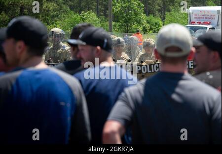 Soldaten, Luftwaffe und zivile Strafverfolgungsbeamte verschiedener Einheiten und Behörden nehmen am Patriot ‘21 in Fort McCoy vom 14. Bis 17. Juni Teil. Patriot ‘21 ist eine gemeinsame, interbehördenübergreifende Übung, die vom National Guard Bureau gesponsert wird und die Fähigkeiten im Katastrophenmanagement sowie die vielseitige Einheit und interbehördenübergreifende Integration testet, die für den Umgang mit Naturkatastrophen erforderlich sind. Stockfoto