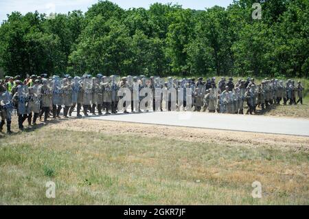 Soldaten, Luftwaffe und zivile Strafverfolgungsbeamte verschiedener Einheiten und Behörden nehmen am Patriot ‘21 in Fort McCoy vom 14. Bis 17. Juni Teil. Patriot ‘21 ist eine gemeinsame, interbehördenübergreifende Übung, die vom National Guard Bureau gesponsert wird und die Fähigkeiten im Katastrophenmanagement sowie die vielseitige Einheit und interbehördenübergreifende Integration testet, die für den Umgang mit Naturkatastrophen erforderlich sind. Stockfoto