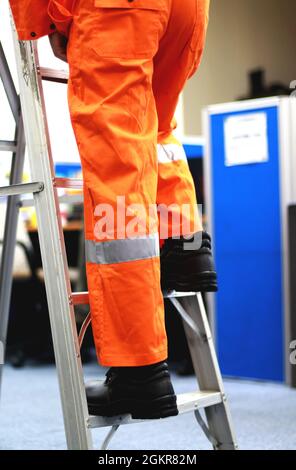 Ein Paar gelbe Stiefel aus Gummi, die von Arbeitern für die Gartenarbeit und alle Aktivitäten an nassen Orten verwendet werden, um die Füße vor Schmutz und schädlichen Chemikalien zu schützen Stockfoto