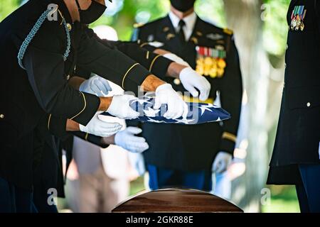 Soldaten, die dem 3d-US-Infanterie-Regiment (The Old Guard) zugewiesen wurden, unterstützen modifizierte militärische Begräbniszeremonie mit Begräbniseskorte für den 1. LT. Robert Charles Styslinger der US-Armee in Abschnitt 60 des Nationalfriedhofs von Arlington, Arlington, Virginia, 18. Juni 2021. Von der Defense POW/MIA Accounting Agency (DPAA): Ende 1950 diente Styslinger mit Batterie B, 57. Field Artillery Battalion, 7. Infantry Division. Es wurde berichtet, dass er am 29. November 1950 im Kampf gegen feindliche Truppen in der Nähe von Hagaru-ri, Chosin Reservoir, Nordkorea, getötet wurde. Seine Überreste konnten nicht geborgen werden. Im Juli Stockfoto