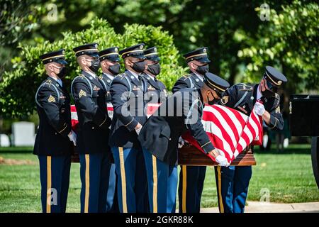 Soldaten, die dem 3d-US-Infanterie-Regiment (The Old Guard) zugewiesen wurden, unterstützen modifizierte militärische Begräbniszeremonie mit Begräbniseskorte für den 1. LT. Robert Charles Styslinger der US-Armee in Abschnitt 60 des Nationalfriedhofs von Arlington, Arlington, Virginia, 18. Juni 2021. Von der Defense POW/MIA Accounting Agency (DPAA): Ende 1950 diente Styslinger mit Batterie B, 57. Field Artillery Battalion, 7. Infantry Division. Es wurde berichtet, dass er am 29. November 1950 im Kampf gegen feindliche Truppen in der Nähe von Hagaru-ri, Chosin Reservoir, Nordkorea, getötet wurde. Seine Überreste konnten nicht geborgen werden. Im Juli Stockfoto