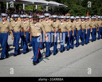 Gunnery Sgt. Anton Arifanj, ein leitender Bohrlehrer bei Echo Company, 2. Rekrut Training Bataillon, marschiert seinen Zug während der Abschlusszeremonie an Bord des Marine Corps Recruit Depot Parris Island, S.C., 14. Juni 2021. Stockfoto