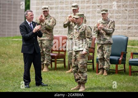 US Army Sgt. Dustin Dearborn der Army Mountain Warfare School, 124. Regionales Trainingsinstitut, Vermont Army National Guard, wird vom Gouverneur des Bundesstaates Vermont, Phil Scott, auf dem Trainingsgelände von Camp Ethan Allen, in der Stadt in der Provinz von Vermont, 18. Juni 2021, mit der Soldier-Medaille für Heldentum ausgezeichnet. Sergeant Dearborn und sein Team haben bei kalten Wintertemperaturen eine Nachtrettungsmission durchgeführt, um das Leben eines abgestürzten Skifahrers zu retten. Stockfoto