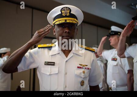 Hinterer Adm. Stephen Barnett, scheidender Kommandant der Navy Region Northwest, aus Columbia, Tennessee, grüßt ihn, als er während einer Befehlswechselzeremonie auf dem Marinestützpunkt Kitsap-Bangor am 18. Juni durch Sideboys geht. Während der Zeremonie, hinten ADM. Brad Collins aus Lake Forest, Kalifornien, entlasten Barnett als Kommandant, Navy Region Northwest. Stockfoto