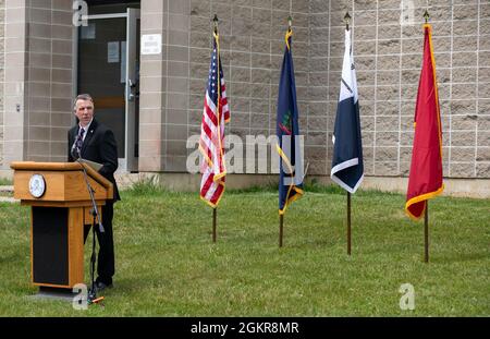 US Army Sgt. Dustin Dearborn der Army Mountain Warfare School, 124. Regionales Trainingsinstitut, Vermont Army National Guard, wird vom Gouverneur des Bundesstaates Vermont, Phil Scott, auf dem Trainingsgelände von Camp Ethan Allen, in der Stadt in der Provinz von Vermont, 18. Juni 2021, mit der Soldier-Medaille für Heldentum ausgezeichnet. Sergeant Dearborn und sein Team haben bei kalten Wintertemperaturen eine Nachtrettungsmission durchgeführt, um das Leben eines abgestürzten Skifahrers zu retten. Stockfoto