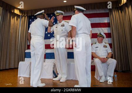 Hinterer Adm. Stephen Barnett, scheidender Kommandant der Navy Region Northwest, aus Columbia, Tennessee, begrüßt den Vize-ADM. Yancy Lindsey, Kommandant, Navy Installations Command während einer Befehlswechselzeremonie auf dem Marinestützpunkt Kitsap-Bangor am 18. Juni. Während der Zeremonie, hinten ADM. Brad Collins aus Lake Forest, Kalifornien, entlasten Barnett als Kommandant, Navy Region Northwest. Stockfoto