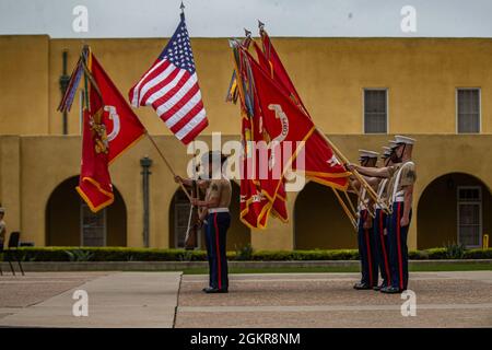 Marine Corps Recruit Depot, San Diegos (MCRD) Farbwache nimmt an einer Befehlswechselzeremonie bei MCRD am 18. Juni 2021 Teil. BGen Ryan P. Heritage übergab seine Pflicht als kommandierender General der MCRD San Diego und der Western Recruiting Region an BGen. Jason L. Morris. Stockfoto