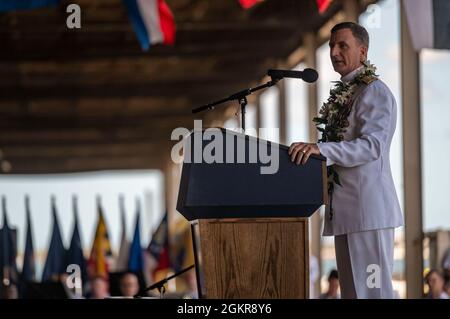 210618-N-SF508-0155 JOINT BASE PEARL HARBOR-HICKAM, Hawaii (18. Juni 2021) ADM hinten. Robert Chadwick II, Kommandant der Navy Region Hawaii und Kommandant der Naval Surface Group Middle Pacific (CNRH/CNSGMP), spricht während der CNRH/CNSGMP-Befehlswechselzeremonie auf der Joint Base Pearl Harbor-Hickam. Chadwick wurde durch den hinteren ADM entlastet. Timothy Kott. Stockfoto