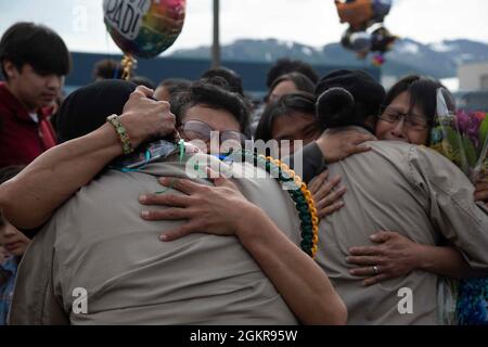 Kadetten der Alaska Military Youth Academy umarmen ihre Familien nach der Abschlussfeier von AMYA, die am 18. Juni 2021 auf dem Bartlett High School Football Field in Anchorage stattfand. Bei der Zeremonie wurde Alaska LT. Gov. Kevin Meyer als Hauptredner für die 79 Absolventen und ihre Familien. Stockfoto