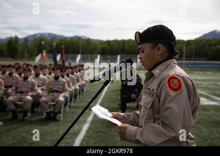 Kadett Naomi Goodloe, Absolventin der Alaska Military Youth Academy, spricht bei der Abschlussfeier von AMYA, die am 18. Juni 2021 auf dem Bartlett High School Football Field in Anchorage stattfand, zu den Absolventen. Bei der Zeremonie wurde Alaska LT. Gov. Kevin Meyer als Hauptredner für die 79 Absolventen und ihre Familien. Stockfoto