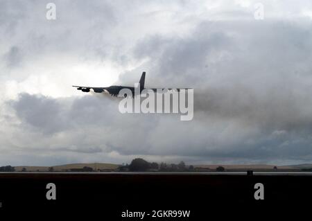 Eine B-52H-Stratofortress, die dem 2. Bombenflügel, dem Luftwaffenstützpunkt Barksdale, Louisiana, zugewiesen wurde, hebt nach einer erfolgreichen Bomber Task Force Europe am 18. Juni 2021 vom Luftwaffenstützpunkt Morón, Spanien, ab. Strategische Bombermissionen erhöhen die Bereitschaft, auf potenzielle Krisen oder Herausforderungen weltweit zu reagieren. Stockfoto