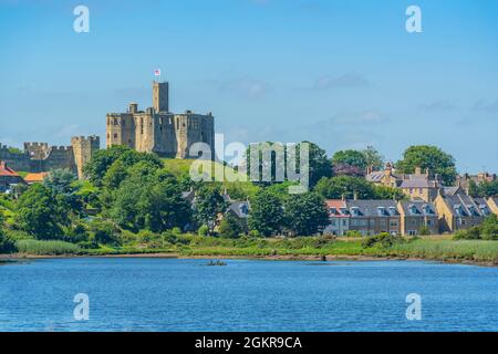 Blick auf Warkworth Castle und River Coquet, Warkworth, Northumberland, England, Vereinigtes Königreich, Europa Stockfoto