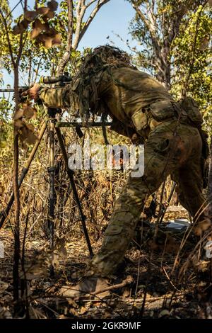 Ein Soldat der australischen Armee nimmt ein Blaser Tactical 2 Sniper Rifle in Visier, zusammen mit US-Marineinfanteristen mit 1. Bataillon, 7. Marine Regiment (verstärkt), Marine Rotational Force – Darwin, die während der Übung Southern Jackaroo im Mount Bundey Training Area, 17. Juni 2021, ein Ziel mit einem M40A6 Gewehr anvisiert. US-Marineinfanteristen, Soldaten der Australischen Armee und Soldaten der japanischen Selbstverteidigungskräfte führten einen Live-Feuerbereich durch und übten ihre kombinierten Präzisionsabwehrfähigkeiten auf mehreren Waffensystemen aus. Die Verteidigungsbeziehungen zwischen den Vereinigten Staaten, Verbündeten und Partnerländern sind kritisch Stockfoto