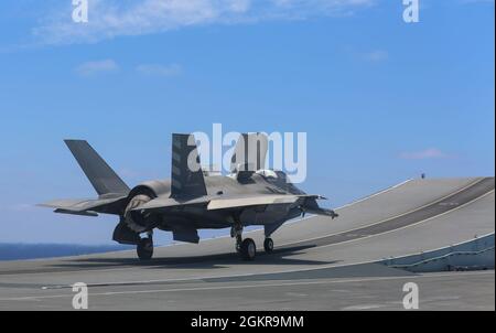Eine US-Marine mit Marine Fighter Attack Squadron (VMFA) 211, Carrier Strike Group (CSG) 21, bereitet sich darauf vor, am 18. Juni 2021 im 6. Einsatzgebiet der Flotte einen F-35B Lightning II vom Flugdeck der HMS Queen Elizabeth aus zu starten. Neben dem britischen 617-Squadron führt VMFA-211 Kampfhandlungen zur Unterstützung der Operation Inhärent Resolve (OIR) durch, der ersten Kampfoperationen, die von der HMS Queen Elizabeth gestartet wurden. OIR ist die Operation zur Beseitigung der Terrorgruppe des IS und der Bedrohung, die sie für den Irak, Syrien und die allgemeine internationale Gemeinschaft darstellen. Stockfoto