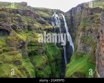 Blick auf den Fluss Botnsv und den Glymur-Wasserfall, mit 198 Metern der höchste Wasserfall Islands, Island, Polarregionen Stockfoto