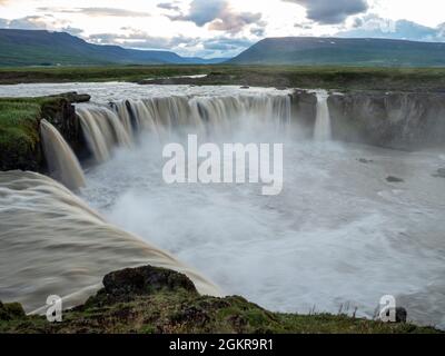 Godafoss (Wasserfall der Götter, Skjalfandafljot River, Baroardalur District, Island, Polarregionen Stockfoto