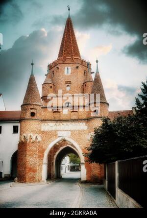 Ingolstadt, der mittelalterliche elegante Turm Kreuztor, der 1385 als Westeingang an der Stadtmauer erbaut wurde, ist heute ein berühmtes touristisches Wahrzeichen Stockfoto