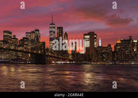 Skyline von Downtown Manhattan mit One World Trade Center und Brooklyn Bridge, New York City, New York, Vereinigte Staaten von Amerika, Nordamerika Stockfoto