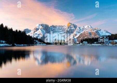 Herbstsonne über dem Misurina-See und dem Sorapiss-Gebirge, Dolomiten, Auronzo di Cadore, Provinz Belluno, Venetien, Italien, Europa Stockfoto