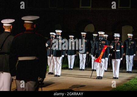 Marines mit Marine Barracks Washington exekutieren „Offizierszentrum“ während einer Freitagabend-Parade in Marine Barracks Washington, 18. Juni 2021. U.S. Marine Corps LT. General George W. Smith Jr., stellvertretender Kommandant für Pläne, Richtlinien und Operationen, war der Gastgeber des offiziellen und US-Armeegenerals Paul M. Nakasone, US-Kommandant des United States Cyber Command, Direktor der National Security Agency und Leiter des Central Security Service, War Ehrengast. Stockfoto