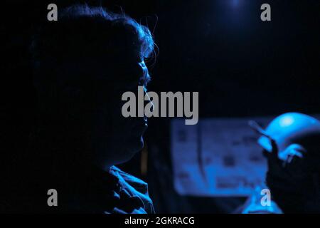 Soldaten des 412th Theatre Engineer Command führen Nachtoperationen in einer strengen Umgebung durch, um eine kombinierte, gemeinsame Übung zu unterstützen. Stockfoto