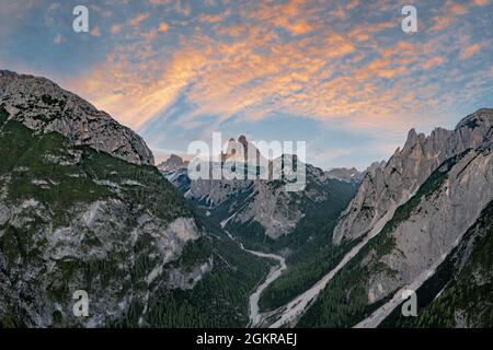 Sonnenuntergang über der Tre Cime di Lavaredo und Wäldern, Luftaufnahme, Sexten Dolomiten, Provinz Bozen, Trentino-Südtirol, Italien, Europa Stockfoto