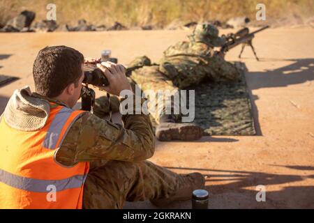 Ein Soldat der australischen Armee, links, hilft einem Soldaten der japanischen Selbstverteidigungskräfte, rechts, während der Übung Southern Jackaroo im Mount Bundey Training Area, 18. Juni 2021, ein Ziel zu finden. US-Marineinfanteristen, Seemänner der US-Marine, Soldaten der australischen Armee und Soldaten der JGSDF führten einen Live-Feuerbereich durch, der ihre kombinierten Präzisionsabwehrfähigkeiten auf mehreren Waffensystemen ausübte. Verteidigungsbeziehungen zwischen den Vereinigten Staaten, Verbündeten und Partnerländern sind für die regionale Sicherheit, die Zusammenarbeit und die Integration unserer gemeinsamen Fähigkeiten von entscheidender Bedeutung. Stockfoto