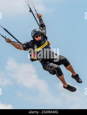 Personal Sgt. Logan Maples, ein Mitglied des US Army Fallschirmteams, der 'Golden Knights', springt während eines Trainingssprungs am 18. Juni 2021 ein. Die Golden Knights führen Fallschirmdemonstrationen in den ganzen Vereinigten Staaten durch, um Rekrutierungsoperationen zu unterstützen. Stockfoto