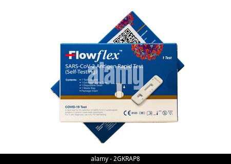 Flowflex SARS-CoV-2 Antigen Rapid Test Selbsttest COVID-19 Test Kit isoliert auf weißem Hintergrund - HOME COVID Rapid Antigen Test Stockfoto