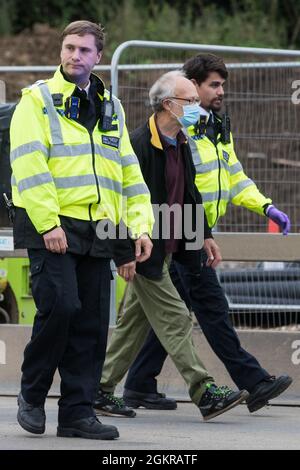 Enfield, Großbritannien. September 2021. Metropolitan Police Officers verhaften einen beleidigenden britischen Klimaaktivisten, der im Rahmen einer Kampagne, die die britische Regierung dazu drängen sollte, erhebliche Gesetzesänderungen vorzunehmen, um die Emissionen zu senken, eine Zufahrtsstraße von der M25 an der Kreuzung 25 blockiert hatte. Die Aktivisten, die am 13. August an Premierminister Boris Johnson schrieben, Fordern, dass die Regierung unverzüglich verspricht, sowohl die vollständige Finanzierung und Isolierung des gesamten sozialen Wohnungsbaus in Großbritannien bis 2025 sicherzustellen als auch innerhalb von vier Monaten einen rechtlich verbindlichen nationalen Plan zur vollständigen Finanzierung und Sicherstellung des Fu zu erstellen Stockfoto