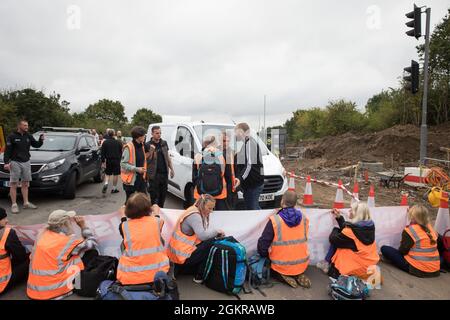 Enfield, Großbritannien. September 2021. Britische Klimaaktivisten isolieren einen Abrutschweg von der M25 an der Junction 25 als Teil einer Kampagne, die die britische Regierung dazu drängen sollte, wesentliche Gesetzesänderungen vorzunehmen, um die Emissionen zu senken. Die Aktivisten, die am 13. August an Premierminister Boris Johnson schrieben, Fordern, dass die Regierung unverzüglich verspricht, sowohl die vollständige Finanzierung und die Isolierung des gesamten sozialen Wohnungsbaus in Großbritannien bis 2025 sicherzustellen als auch innerhalb von vier Monaten einen rechtlich verbindlichen nationalen Plan zur vollständigen Finanzierung und Sicherstellung der vollständigen energiesparenden und kohlenstoffarmen Nachrüstung des gesamten Hauses zu erstellen Stockfoto