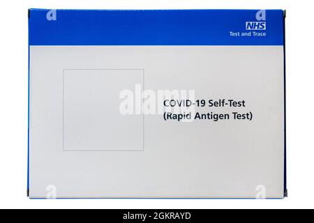 COVID-19 Selbsttest Rapid Antigen Test Selbsttest Kit frei von NHS Test und Trace isoliert auf weißem Hintergrund - HOME COVID Rapid Antigen Test Stockfoto