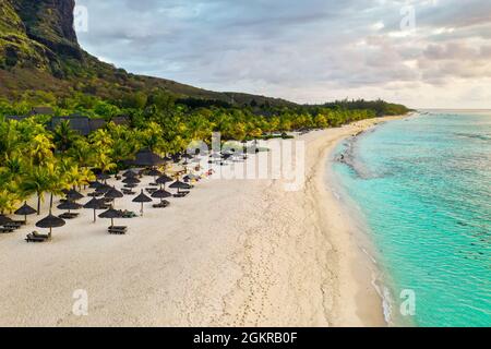 Blick von der Höhe der Insel Mauritius im Indischen Ozean und dem Strand von Le Morne-Brabant. Stockfoto