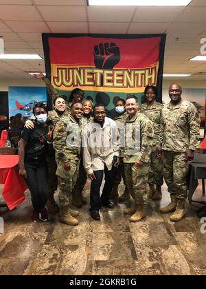 Brig. Gen. Kenyon Bell, 82. Kommandant des Trainingsflügels, und Chief Master Sgt Wayne Jones, 82. Kommandochef des Trainingsflügels, stehen mit Teilnehmern an der „Taste of Soul Juneteenth“-Veranstaltung auf der Sheppard Air Force Base, Texas, 18. Juni 2021. Am 17. Juni 2021 wurde die Juneteenth als Bundesfeiertag anerkannt, als Präsident Joe Biden den Juneteenth National Independence Day Act in Gesetz unterzeichnete. Die Juneteenth feiert den Tag, an dem Generalmajor Gordon Granger den General Order Nr. 3 erließ, der die Menschen in Texas darüber informierte, dass die Sklaven emanzipiert wurden. Stockfoto