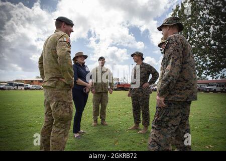 Australian Army Maj. Matthew Breckenridge, ein Einsatzplaner mit Hauptquartier Northern Command, ganz links; LT. Col. Dan Gosling, der Einsatzoffizier mit Hauptquartier NORCOM, Zentrum; US Marine Corps Col. David M Banning, Kommandant mit Marine Rotational Force - Darwin, Mitte rechts; Col. Marcus Constable, Kommandant des Hauptquartiers NORCOM, innere Rechte; und Sgt. Maj. William Harrington, Sergeant Major von MRF-D, ganz rechts, spricht mit Sophie Szylkarski, Mitte links, Managerin von Communities und Social Performance – Gove Operations mit Rio Tinto, während eines Community Day Events in Stockfoto