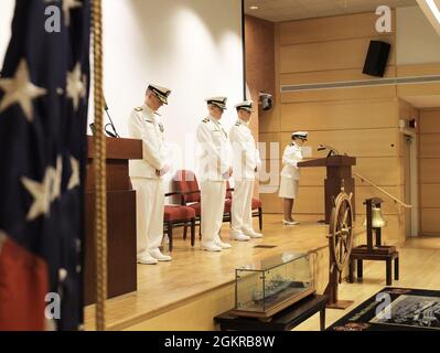 Hinterer Adm. Tim Weber (links), Kommandant der Naval Medical Forces Pacific, Kapitän Adam Armstrong (Mitte), Kommandant des Naval Medical Research Center (NMRC) und Kapitän William Deniston (rechts), beugen sich während der Anrufung beim Kommandowechsel des NMRC am 18. Juni. Weber leitete die Zeremonie, bei der Armstrong Deniston das Ruder übergab. NMRC ist das führende medizinische Forschungslabor für das Bureau of Medicine and Surgery der US-Marine und verfügt über sieben untergeordnete Labors, die in den Bereichen Infektionskrankheiten, Erkennung und Verteidigung biologischer Kriegsführung, Bekämpfung der Unfallversorgung und Umwelt forschen Stockfoto