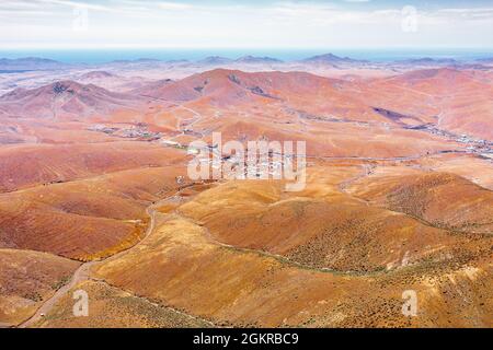 Kurvenreiche Straße in der Wüstenlandschaft vom Aussichtspunkt Mirador del Risco de las Penas, Pajara, Fuerteventura, Kanarische Inseln, Spanien, Atlantik, Europa Stockfoto