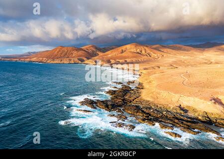 Unbefestigte Straße durch die Wüste hinunter zum Strand Playa de la Solapa, Atlantik, Pajara, Fuerteventura, Kanarische Inseln, Spanien, Atlantik, Europa Stockfoto