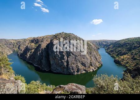 Miranda do Douro, Portugal - 27. August 2021 : der Douro-Fluss und seine Klippen Grenzen zwischen Portugal und Spanien, Braganca-Bezirk, Portugal Stockfoto