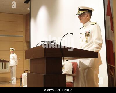 Hinterer Adm. Tim Weber, Kommandant der Naval Medical Forces Pacific, hält während des Kommandowechsels des Naval Medical Research Center (NMRC) im Juni 18 Bemerkungen. Weber leitete die Zeremonie, bei der Capt. Adam Armstrong das Ruder an Capt. William Deniston übergibt. NMRC ist das führende medizinische Forschungslabor für das Bureau of Medicine and Surgery der US-Marine und verfügt über sieben untergeordnete Labors, die in den Bereichen Infektionskrankheiten, Erkennung und Verteidigung biologischer Kriegsführung, Bekämpfung der Unfallversorgung, Umweltgesundheit, Luft- und Raumfahrtmedizin, Epidemiologie und Verhaltenswissenschaften, A, forschen Stockfoto