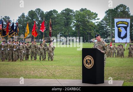 Col. Brandon Teague, scheidender Kommandant des Kampfteams der 3. Brigade, 101. Luftlandedivision (Air Assault), spricht zum letzten Mal während einer Befehlswechselzeremonie auf Fort Campbell, KY, 18. Juni 2021, mit der Formation. Teague übertrug das Kommando an Oberst Mark Federovich, den ankommenden Kommandanten. Stockfoto