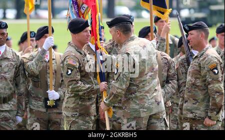 Maj. Gen. J.P. McGee, Kommandant der 101. Luftlandedivision (Air Assault), übergibt die Brigade-Farben an Col. Mark Federovich, den ankommenden Kommandanten des 3. Brigade-Kampfteams, 101. ABN DIV (AASLT), während einer Befehlswechselzeremonie auf Fort Campbell, KY, am 18. Juni 2021. Die Farbgebung symbolisiert die Übertragung der Befehlsverantwortung und Autorität vom scheidenden Kommandanten, Col. Brandon S. Teague, auf den neuen Kommandanten. Stockfoto