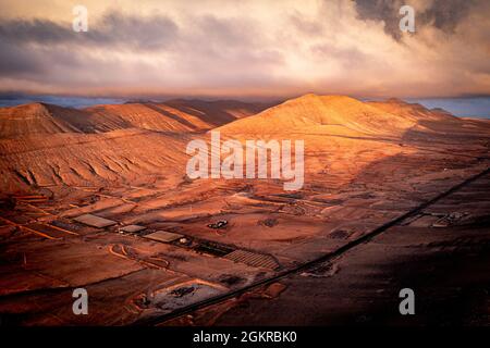 Luftaufnahme des Sonnenaufgangs über dem trockenen Wüstenland von Caldereta, Vallebron, La Oliva, Fuerteventura, Kanarische Inseln, Spanien, Atlantik, Europa Stockfoto