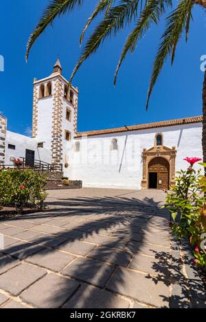 Klarer Sommerhimmel über der weiß getünchten Kirche Santa Maria de Betancuria, Fuerteventura, Kanarische Inseln, Spanien, Atlantik, Europa Stockfoto